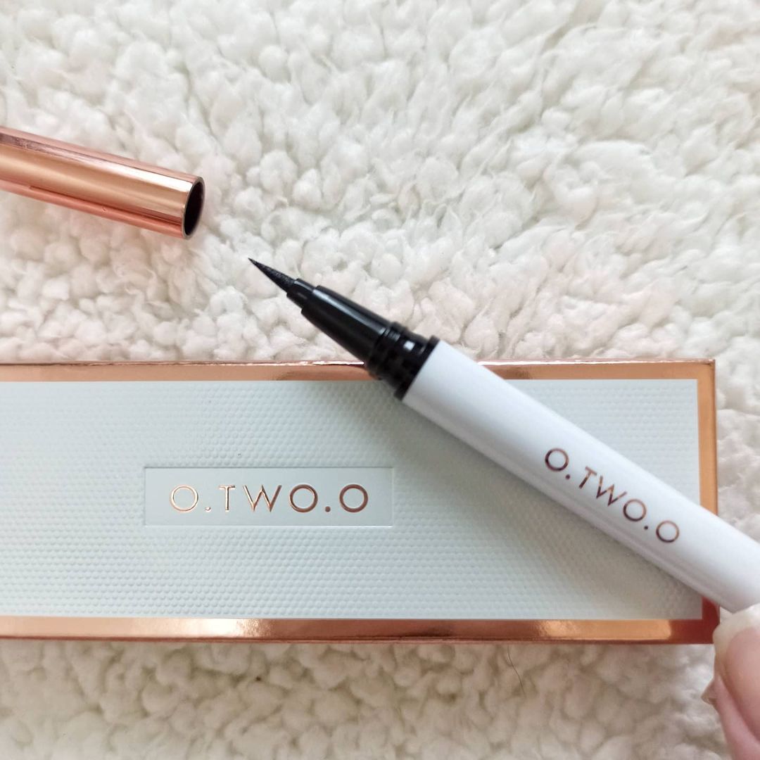 O.TWO.O Delicate Waterproof Eyeliner