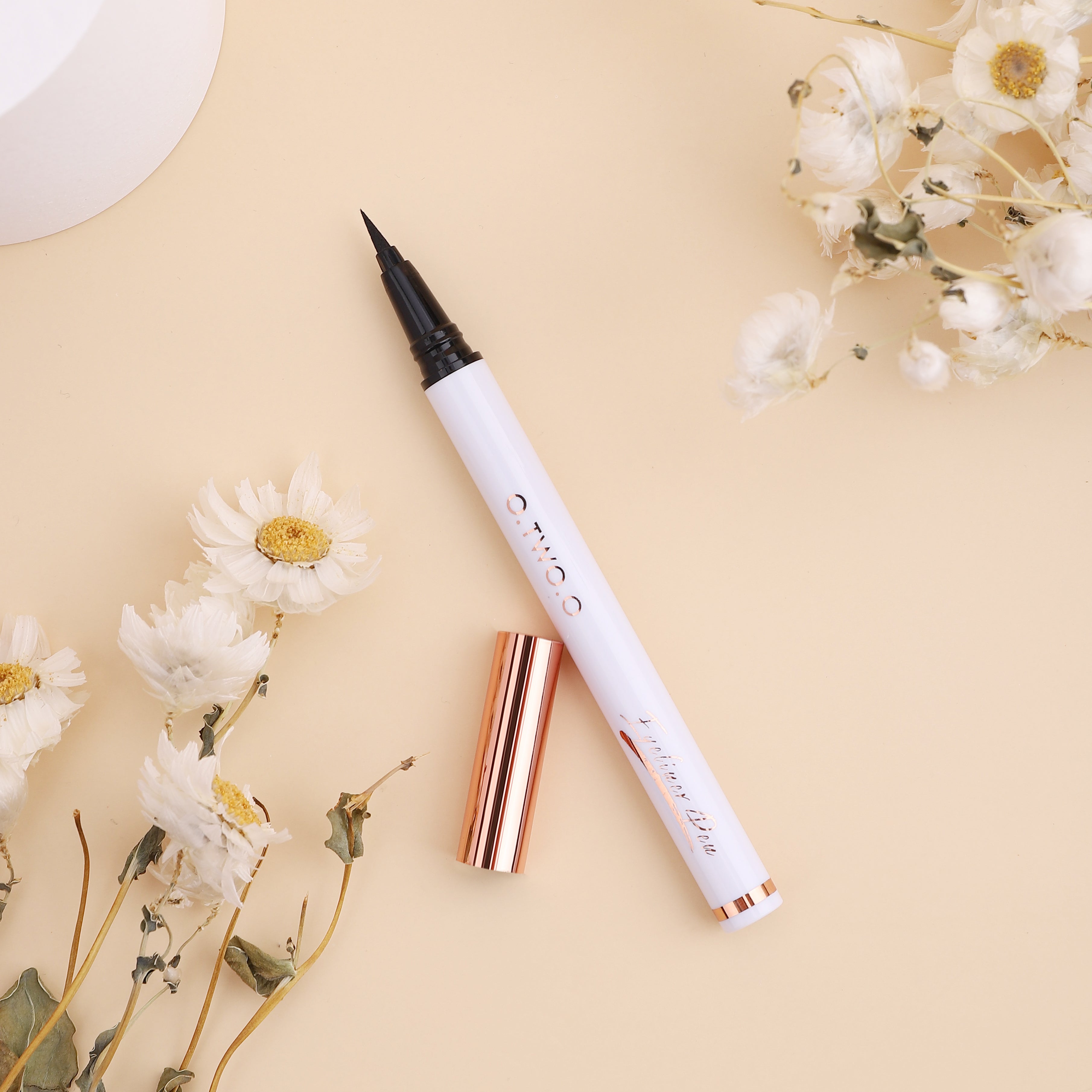 O.TWO.O Delicate Waterproof Eyeliner